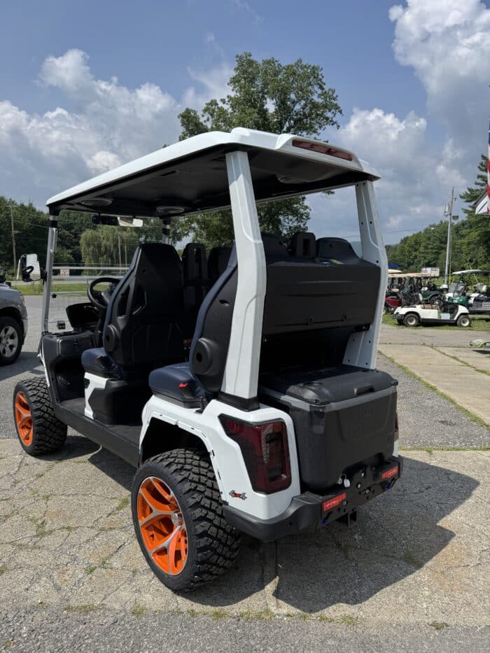 2025 Evolution D-MAX XT4 - Mineral White - Image 3
